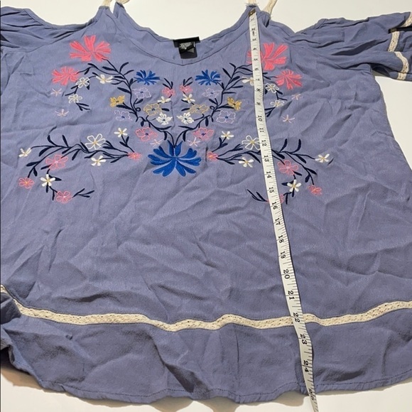Torrid 0 EMBROIDERED LACE INSET COLD SHOULDER TOP - Picture 9 of 9